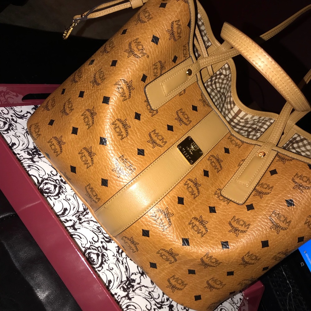 100% authentic medium size Tote.
